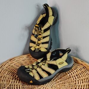 KEEN Newport H2 Women's Size 6 Outdoor Hiking Trail Sandals Lime w/ Black Soles